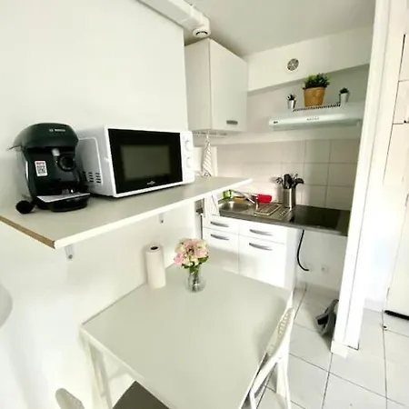Studio Projecteur Metro 100m * Сент-Уан